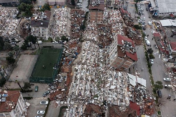 16.30 | AFAD, depremlerde 1121 can kaybı olduğunu, 7 bin 634 vatandaşın yaralandığını, 2 bin 834 binanın yıkıldığını bildirdi.