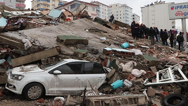 Son bilgileri paylaşan AFAD, can kaybını 1498, yaralı sayısını 7 bin 634 olarak açıkladı. Bir yandan kurtarma çalışmaları aralıksız devam ederken diğer yandan da vatandaşlar göçük altında kalan yakınlarına ulaşmaya çalışıyor.