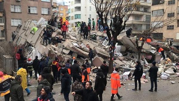 AFAD Başkanı Yunus Sezer, Kahramanmaraş merkezli depremlerde can kaybının 40 bin 642'ye yükseldiğini açıkladı.