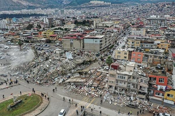 "Şu anda tüm ülkedeki iklim ve deprem konusunu göz önüne alarak tüm Türkiye'de tüm okullarımızı 13 Şubat'a kadar 1 hafta süreyle tatil ilan ediyoruz."