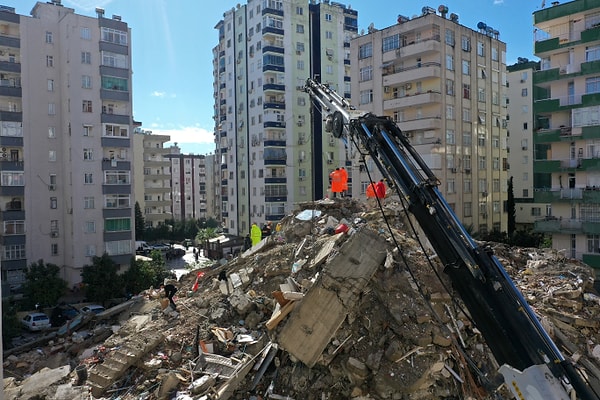 "Böylece millet olarak, devlet olarak süreçleri daha rahat yürütebileceğiz. Bu kararı alırken tüm illerimizdeki okullarımız tüm vatandaşlarımızın ihtiyaçları için açık tutulacak."