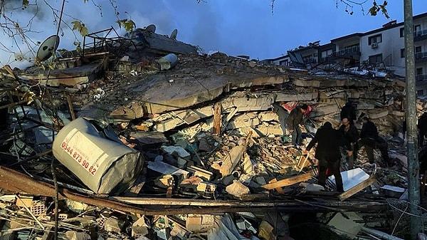 10 ilimizde çok büyük yıkımlara neden olan depremlerden sonra tek yürek halinde insanların enkaz altından sağ salim çıkarılmalarını bekliyoruz.