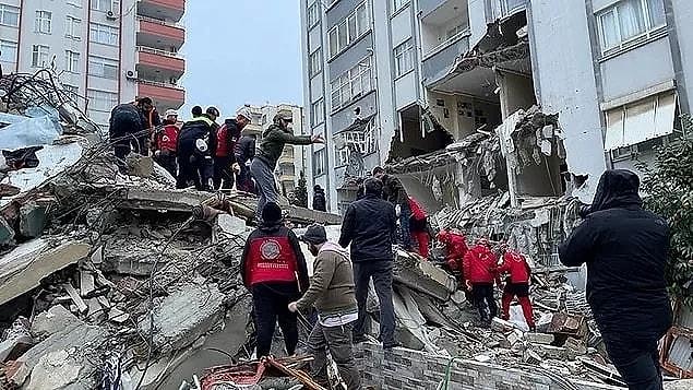 Russia announced that it is ready to send 2 Il-76 airplanes carrying a search and rescue team of 100 people to Turkey's aid.