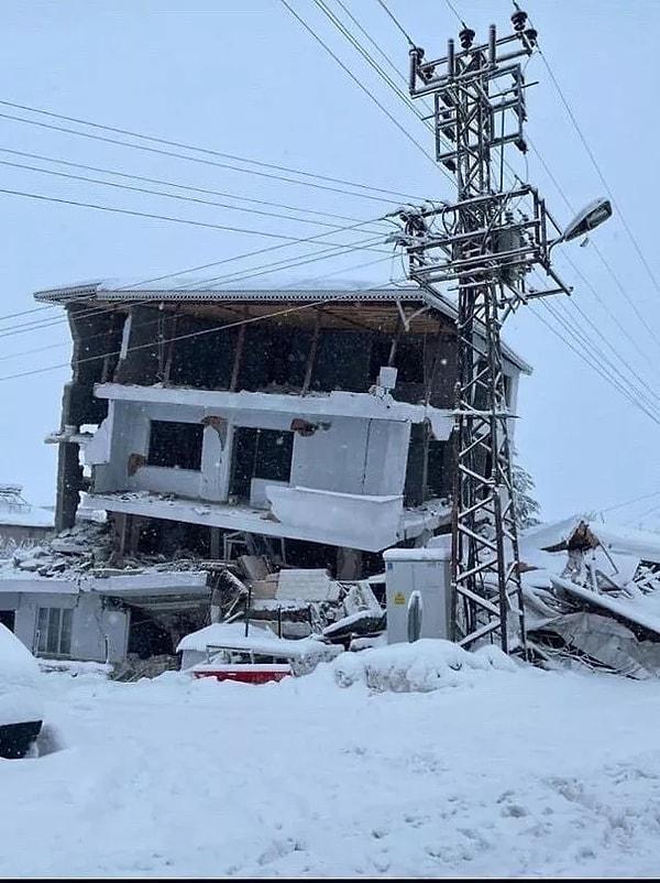 While thousands of Turkish citizens are waiting for help under the rubble, dozens of high-intensity aftershocks continue to occur dozens of times in this process.