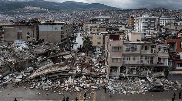 Türkiye'yi yasa boğan Kahramanmaraş'ın Pazarcık merkezli 7.7 büyüklüğünde meydana gelen depremde enkaz altında kalan, yakınlarına ulaşamayan herkes sosyal medyadan yardım istedi.