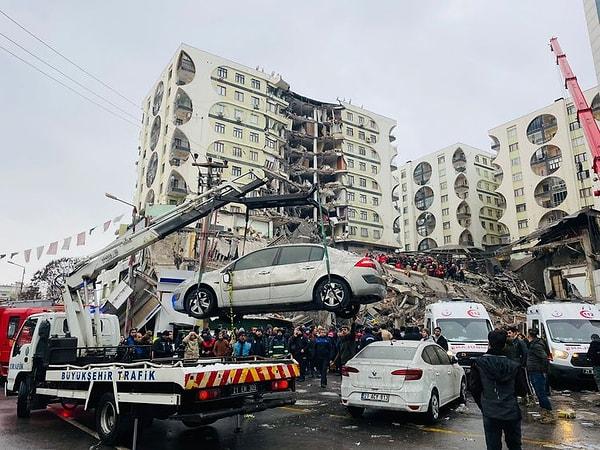 18.35 | Cumhurbaşkanı Yardımcısı Fuat Oktay, hayatını kaybedenlerin sayısının 1541 olduğunu, 9 bin 733 kişinin yaralandığını ve 3 bin 471 binanın yıkıldığını açıkladı.