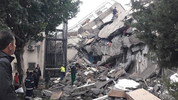 Cumhurbaşkanı Yardımcısı Fuat Oktay, Hatay’da 520 kişinin hayatını kaybettiğini, 700 yaralının olduğunu ve toplam bin 278 binanın yıkıldığını söyledi.