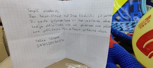 Samsun’un Bafra ilçesinde yaşayan ilkokul öğrencisi Yakup Toyran da, Bafra Belediyesi'nin yardım merkezine kendisi gibi küçük kardeşlerine gönderilmek üzere top ve örümcek adam oyuncağı gönderdi.