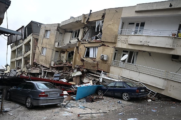 ‘Şu an hava derecesi 2-3 derece ve yağmur yağıyor. Kötü hava koşulları yarın da devam edecek. Vatandaşların hipotermiden hayatını kaybetme tehlikesi var”