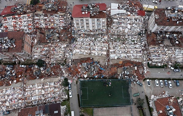 Günün erken saatlerinde yaşanan Kahramanmaraş merkezli depremde etkilenen şehirlerden biri de Hatay. 7,7 şiddetindeki depremin tetiklediği aynı fay hattındaki 13:24'de yaşanan 7,5 şiddetindeki ikinci depremle hasarın boyutu büyürken, can kayıplarının da artmasında endişe ediliyor.