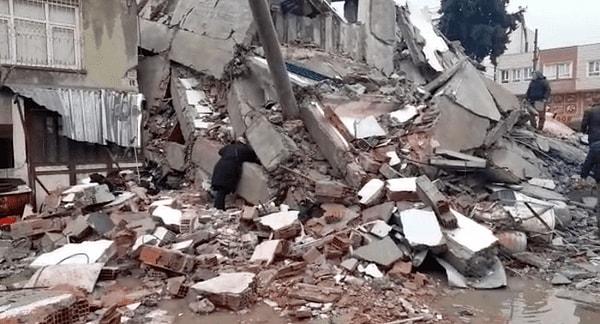 Kahramanmaraş'ın Pazarcık ve Elbistan ilçesi merkezli 7,7 ve 7,6 büyüklüğündeki depremlerde gece yarısı itibarıyla can kaybı 2 bin 379'a kadar yükselmiş durumda.