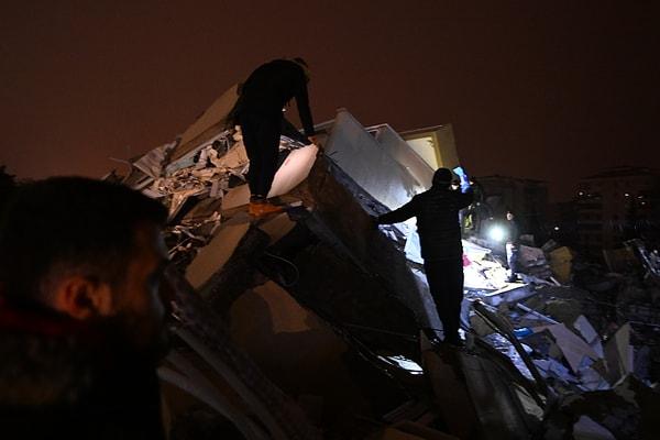 23.59 | Gaziantep'te 60 bin nüfuslu ilçedeki binaların yarısının yok olduğu aktarıldı.