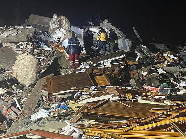 Diyarbakır'da da yıkılan binanın enkazından yaklaşık 20 saat sonra 2 kişi kurtarıldığı belirtiliyor.