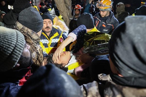 Ortam dinlemesinin ardından enkazın altından yaklaşık 20 saat sonra yaralı olarak çıkarılan ve isminin Filiz Coşar olduğu öğrenilen kişi, bölgedeki sağlık ekiplerince hastaneye kaldırıldı.