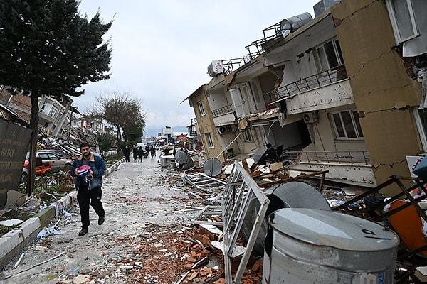 Kahramanmaraş'ın Pazarcık ilçesinde dün saat 4.17'de 7,7; Elbistan ilçesinde saat 13.24'te 7,6 büyüklüğünde deprem olurken, Gaziantep'te de büyüklükleri 6,4 ile 6,5 olan iki deprem meydana gelmişti. Toplam can kaybı 02.25 itibarıyla 2 bin 379.