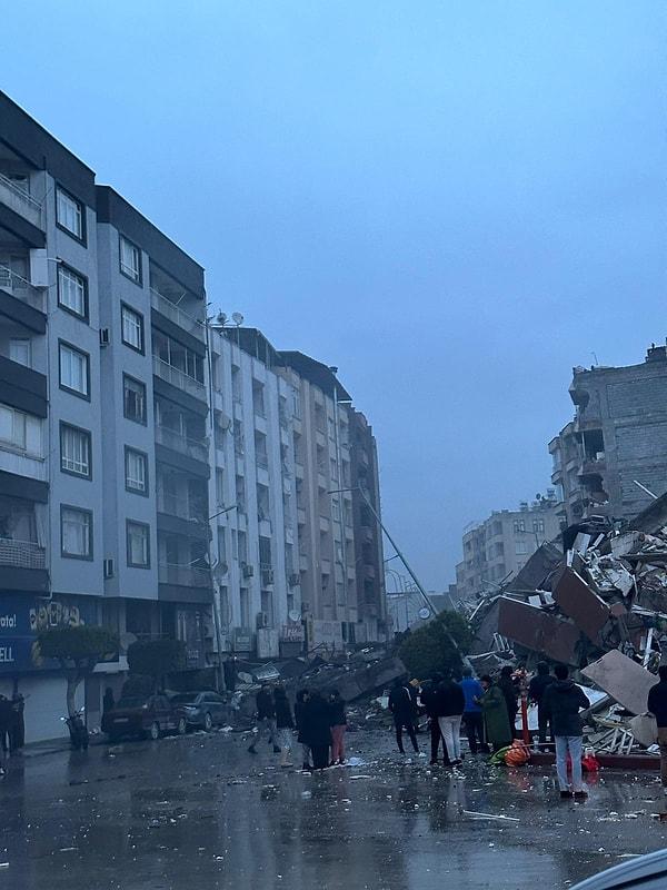 13:24'te de meydana gelen 7,5 şiddetindeki ikinci deprem bu görüntülerdeki hasarlı binaların yıkılmasına yol açtığı tahmin ediliyor.