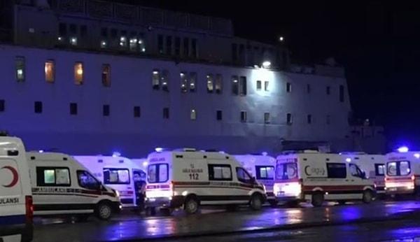 02.51 | İskenderun'da hasta taşıyan ambulanslar gemi ile Mersin'e taşınıyor.