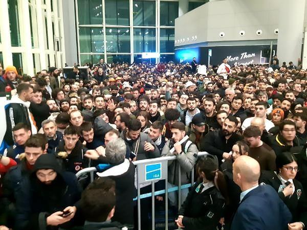 Aynı dakikalarda İstanbul Havalimanı'nda bekleyen binlerce yardım gönüllüsü ise başta Adana, Hatay, Kahramanmaraş olmak üzere Malatya, Gaziantep, Adıyaman ve Diyarbakır'a gitmek için birbiriyle yarıştı. Gönüllüler, uzun kuyruklar oluşturdu.