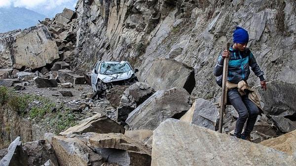 2015'teki Nepal depreminde kayaların düşmesi sonucu bir mağarada mahsur kalan Amerikalı turistler 5 gün sonra kurtarılabildi.