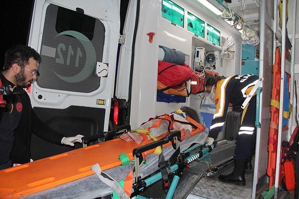 Enkaz altından çıkarılan iki çocuğa ilk müdahale ambulanslarda yapıldı.