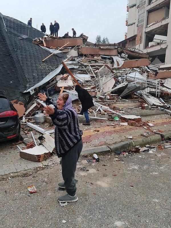 Türkiye Kahramanmaraş'ta yaşanan 7,7 büyüklüğündeki deprem felaketiyle sarsıldı. Yüzlerce çöken bina, enkazın altında yüzlerce insan var. Hasarı en büyük yaşayan illerden bir tanesi de Hatay.