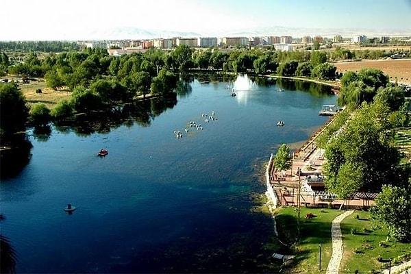 Elbistan, şehir merkezinde doğan ve Akdeniz'e dökülen Ceyhan Nehri ile ünlüdür!