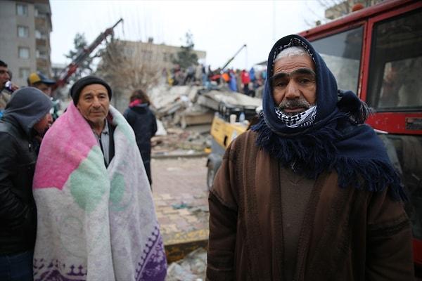 Enkaz altında 6 yakını bulunan Hacı Bulut (solda) ve Osman Bulut (sağda) yakınların sağ salim çıkarılmasını yıkılan evlerinin başında endişeli gözlerle bekliyor.
