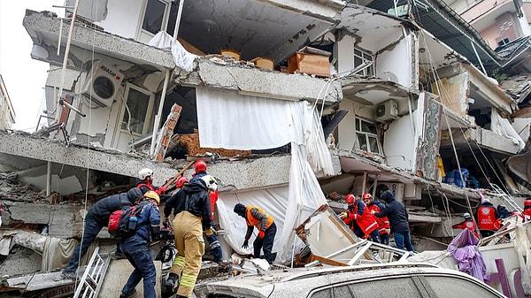 Kahramanmaraş'ta meydana gelen 7,7 büyüklüğündeki deprem Anadolu ve Arap yarımadasına kadar uzanıyor. Deprem, 100 kilometreden uzun bir çatlağa yol açtığı için son yılların en geniş çaplı depremlerinden biri oldu.