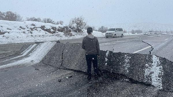 Ayrıca birçok bölgede deprem nedeniyle yollar da zarar görmüş durumda.