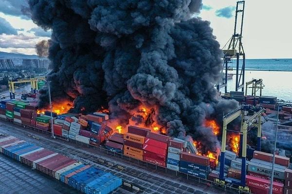 Yaşanan depremlerin ardından Hatay'ın İskenderun ilçesindeki limanda yangın çıktı. Depodaki konteynerlerden biri devrilerek alev aldı.