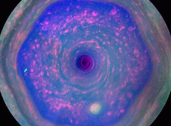 11. Satürn'ün büyüleyici fırtınasını görmeniz lazım.