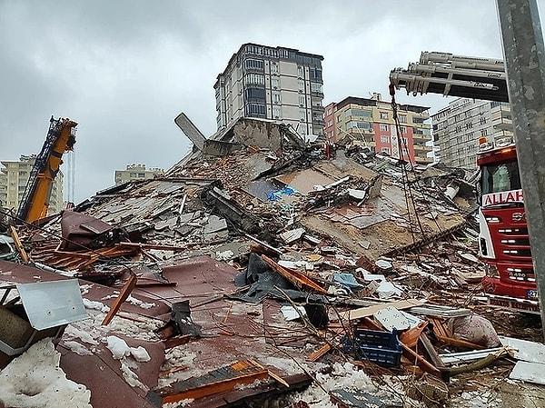 Kahramanmaraş'ta meydana gelen 7,7 büyüklüğündeki depremin ardından arama kurtarma çalışmaları devam ediyor.