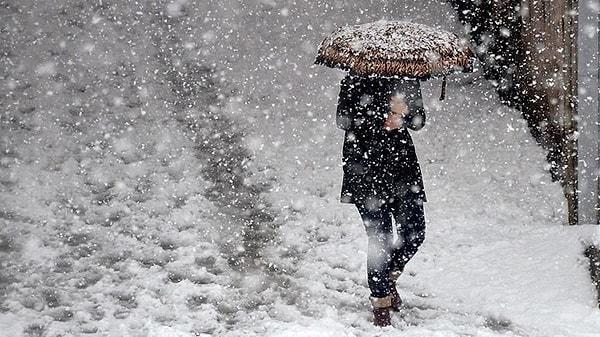 Düzce'de aralıklarla devam eden kar yağışı, hayatı olumsuz etkilemeye devam ediyor.