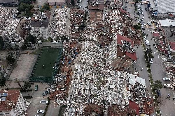Saatler geçtikçe, artçı depremler etkili oldukça felaketin boyutu da artıyor. 5 bin 775 binanın yıkıldığı açıklanırken 20 bin 534 vatandaşımızın yaralı olduğu ifade edildi.