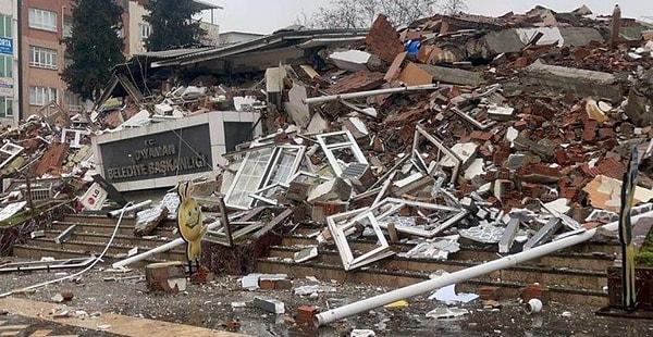 Adıyaman'ın Belediye Başkanlığı binası dahil olmak üzere en az 100 bina yıkıldı, son bilgilere göre enkaz altında kalan 28 vatandaşımız hayatını kaybetti.
