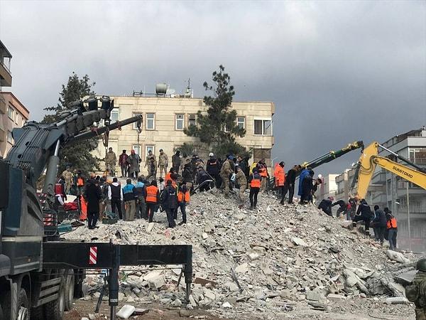 Dün yaşanılan büyük felaketten sonra, 2020 İzmir Depremi'nde olduğu gibi ihmaller yüzünden binaların çöktüğü gündemde.