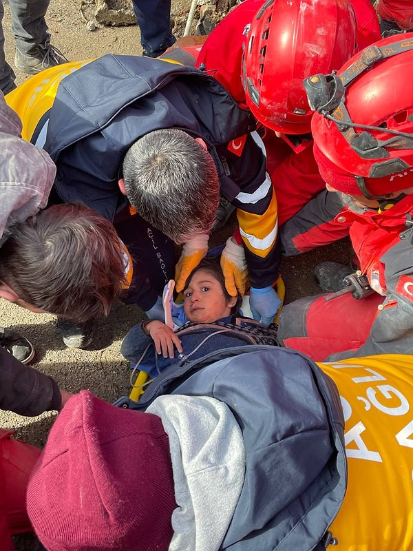 Kahramanmaraş'ta depremin 31. saatinde enkaz altından çıkarılan 3 yaşındaki Hasan ve diğer çocuklar hepimize umut oluyor.