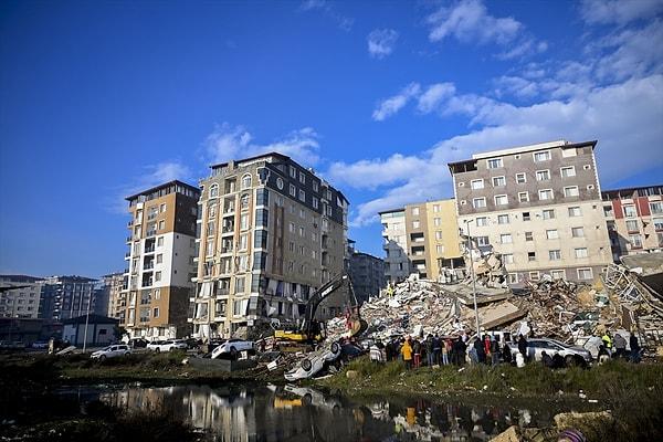 Binlerce binanın yıkılmasının en büyük sebebinin imar affı başta olmak üzere deprem yönetmeliğine uygun olmaması söyleniyor.