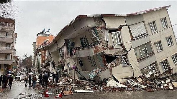 Kahramanmaraş merkezli meydana gelen depremlerde pek çok şehirde on binlerce bina yıkılırken belirli bölgelerdeki binalar da kullanılamaz hale geldi.