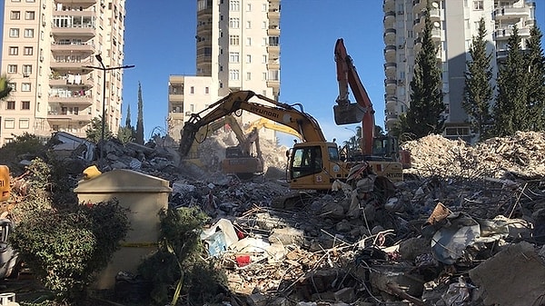 İlki 7.7 ve ikincisi 7.6 büyüklüğündeki depremlerde yıkılan Adana'daki Güzelyalı Mahallesi 81215 Sokak'ta ekipler olduğu biliniyor.