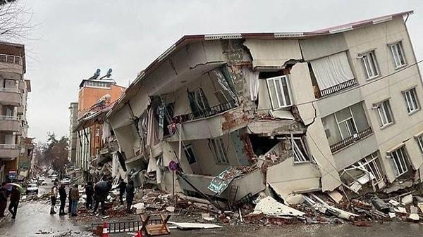 Adıyaman'da depremde enkaz altında kalan AK Parti Adıyaman Milletvekili Yakup Taş, yaşamını yitirdi. Depreme Adıyaman'da yakalanan Taş ve ailesi yıkılan binanın enkazının altında kalmış, arama kurtarma ekipleri çalışma başlatmıştı.