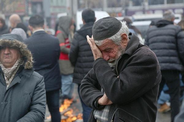 2. Diyarbakır'da enkaz başında bekleyen amca