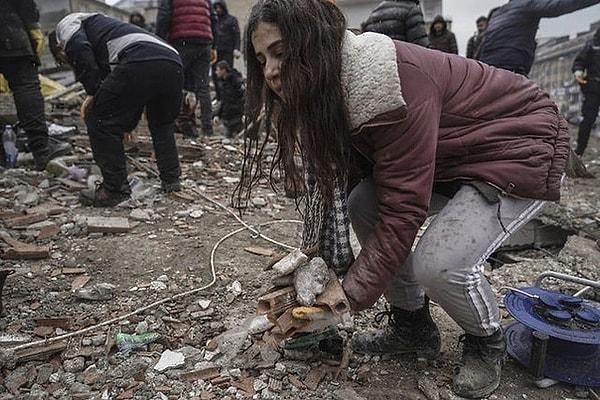 3. Bekledikleri yardım gelmediği için yıkılan bir binanın enkazını elleri ile kaldıran kadın
