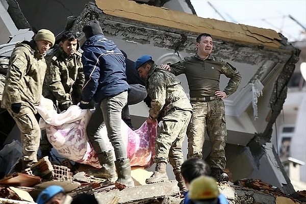 4. 30 saattir enkaz altında yardım bekleyen yaralı kadını kurtarınca sevinç gözyaşlarını tutamayan asker