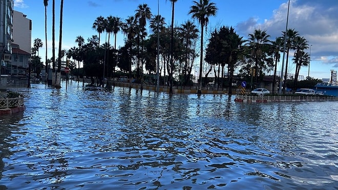 İskenderun'da Deprem Sonrası Deniz Seviyesi Yükseldi: Sokakları Su Bastı