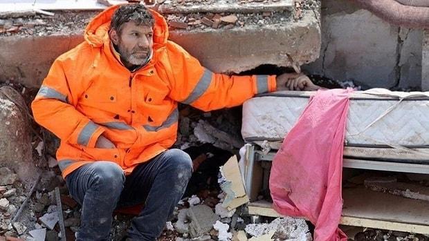 Yürek Parçalayan Kare: Depremde Hayatını Kaybeden 15 Yaşındaki Kızı Irmak'ın Elini Bir An Bile Bırakmadı...