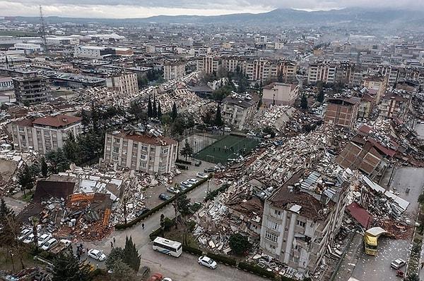 Merkez üssü Kahramanmaraş'a bağlı Pazarcık ilçesi olan Hatay, Osmaniye, Adıyaman, Diyarbakır, Şanlıurfa, Gaziantep, Kilis, Adana ve Malatya'dan da hissedilen 7.7 büyüklüğündeki deprem şu an tüm Türkiye'nin bir numaralı gündemi.