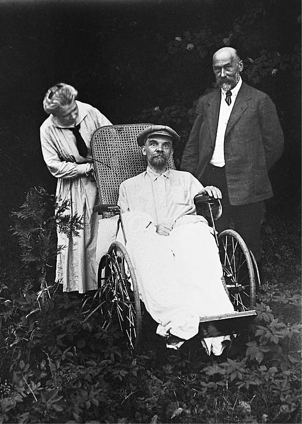 3. Lenin'in kız kardeşi ve doktorlarından biriyle çekilmiş son fotoğraflarından biri, 15 Mayıs 1923.