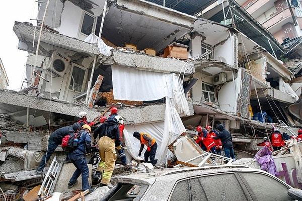 7.7'lik depremin ardından gerçekleşen 9 saat sonra gerçekleşen 7.6’lık ikinci depremin ise daha da büyük yıkımlara neden olduğu aktarılıyor.