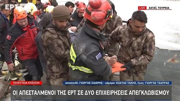 22. Enkaz altından depremzede çıkartan Yunan itfaiye eri ve Türk askeri